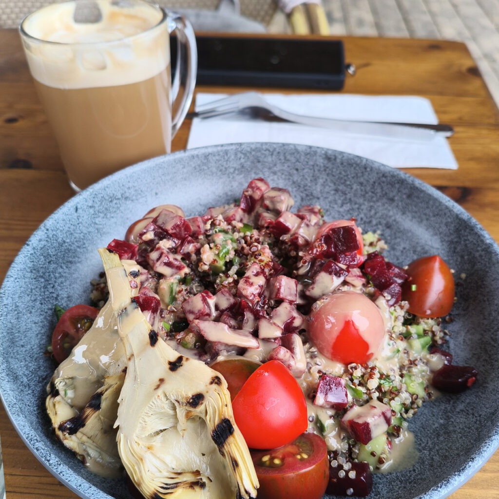 סלט ארטישוק בחוף הדקל