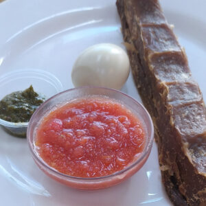 הג'חנון של חני עם ביצה, רסק עגבניות וסחוג