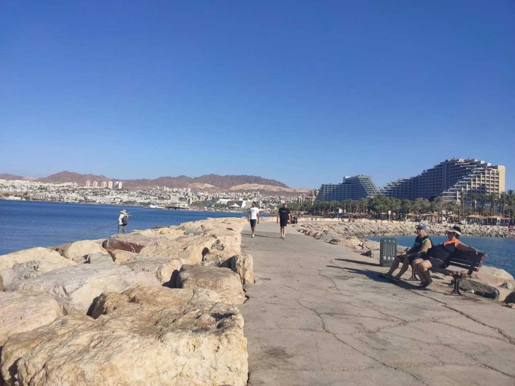 מבט מהמזח לכיוון בתי המלון בחוף הצפוני באילת