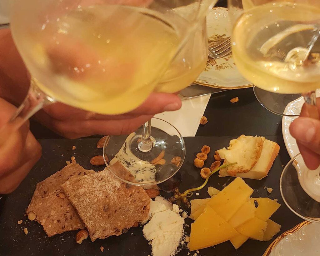 גבינות ויין