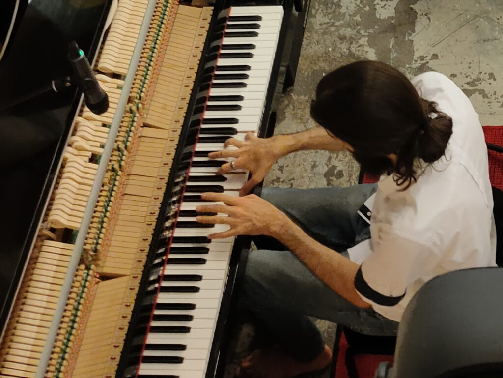 גאי אביטל על הפסנתר