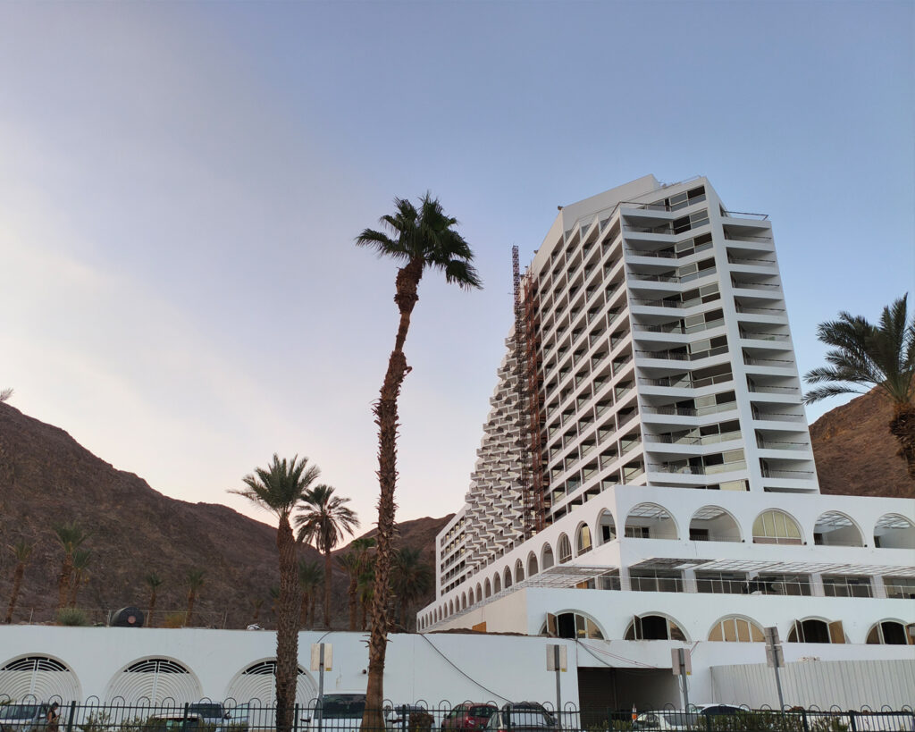 מלון הנסיכה - שיפוצים - מבט מהכביש