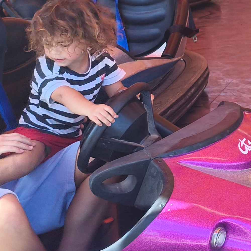 ילד נוהג במכוניות מתנגשות באילת