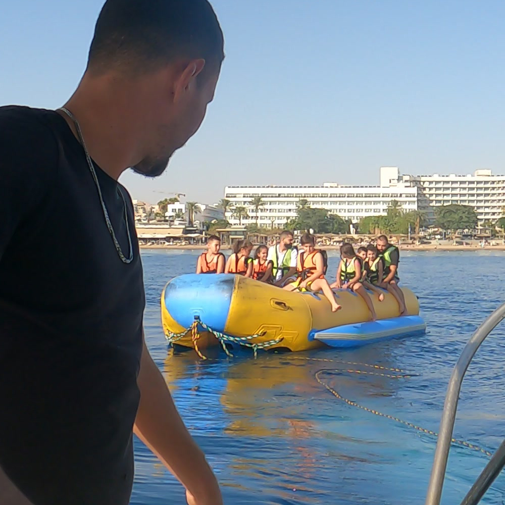 משפחה על "בננה" בחוף קיסוסקי