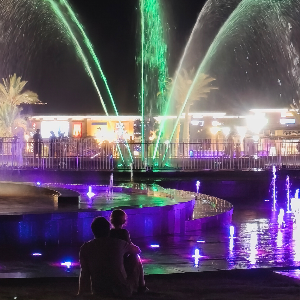 אבא ובן בפארק המזרקה באילת