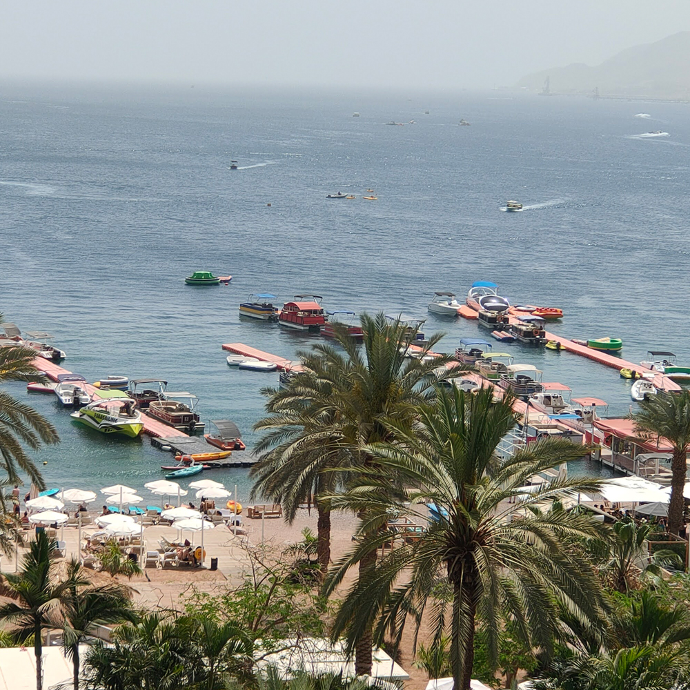 מתחם אטרקציות בים