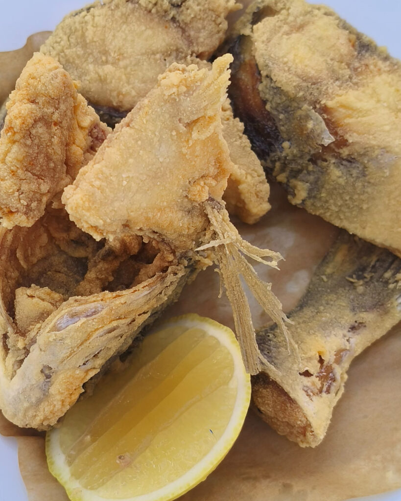 דג מטוגן במסעדת לילי