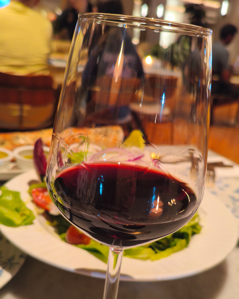 כוס יין ואווירה טובה במסעדת ביאנקה