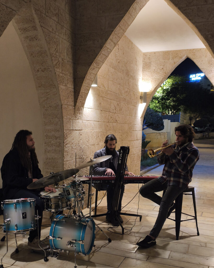 הופעה במרכז צעירים באילת