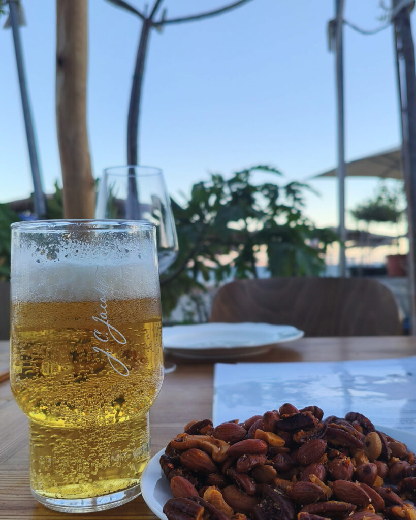 כוס בירה במסעדה כשרה באילת לילי על החוף