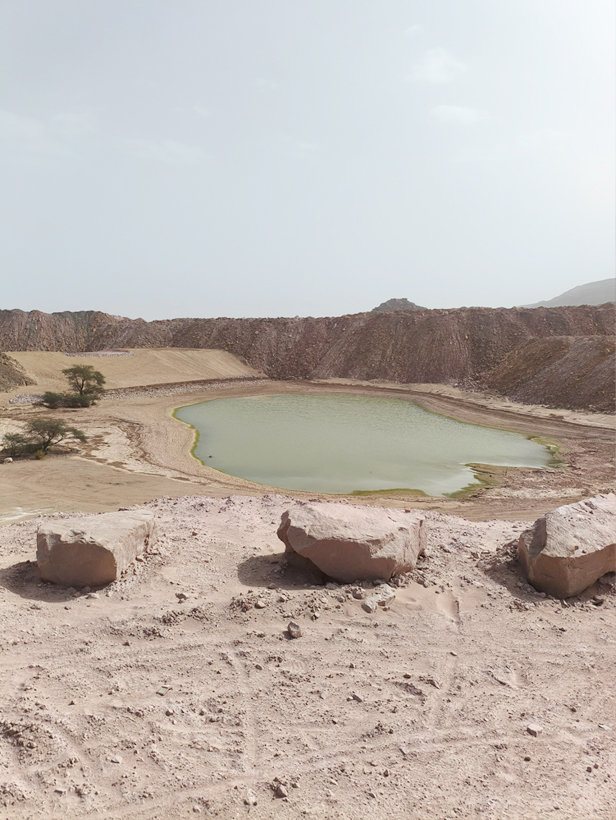 אגן ניקוז ליד פארק תמנע מוקף בצוקי מדבר