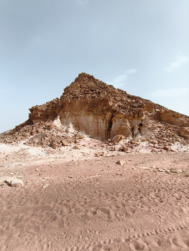 הרים צבעוניים סביב פארק תמנע