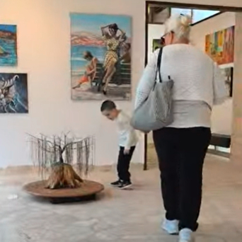 סבתא ונכד בגלריה אמני אילת