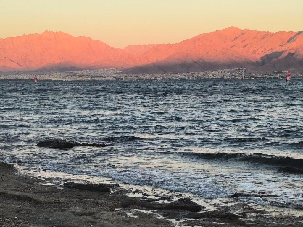 חוף הריף באילת בשקיעה מול הרי אדום