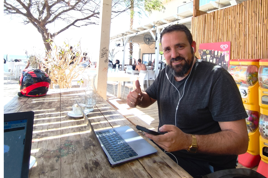 יהונתן אורח באילת - עובד על המחשב בברביץ