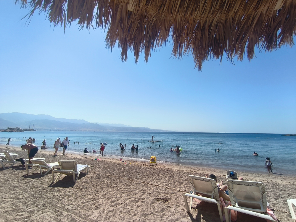 מבט מחוף Nine Beach אל מפרץ אילת, הרי אדום ומציל על חסקה
