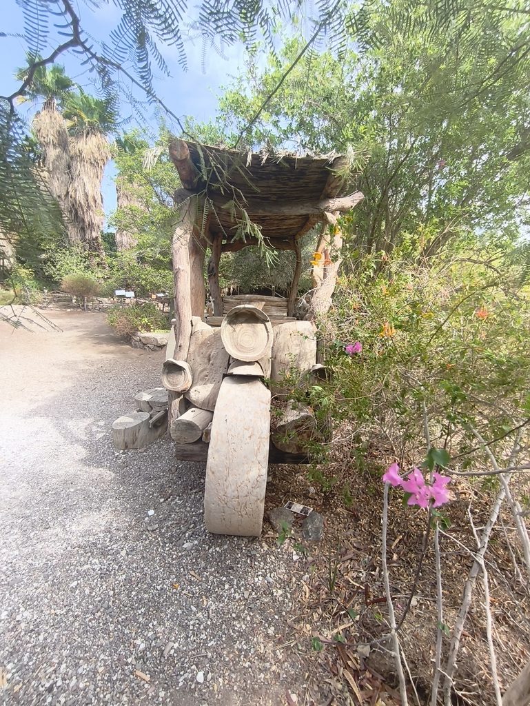 פסל כרכרה בגן הבוטני
