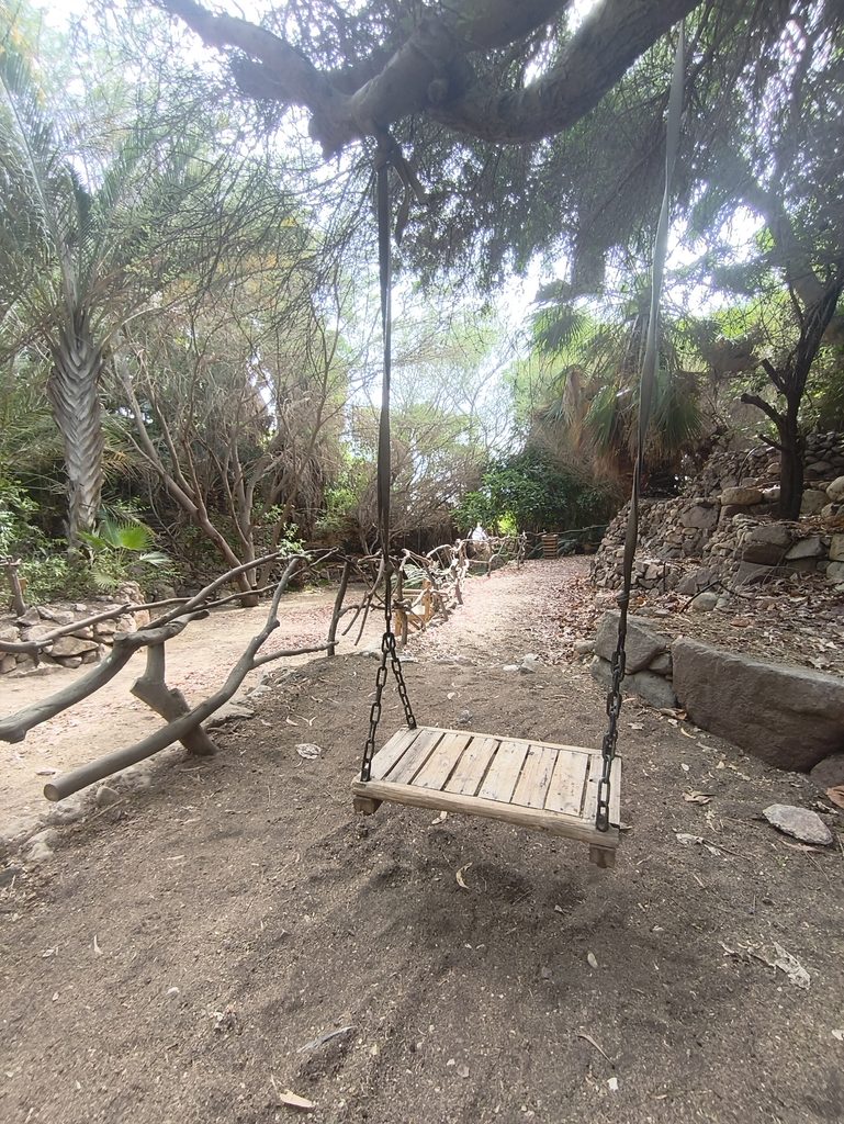 נדנדה מעץ