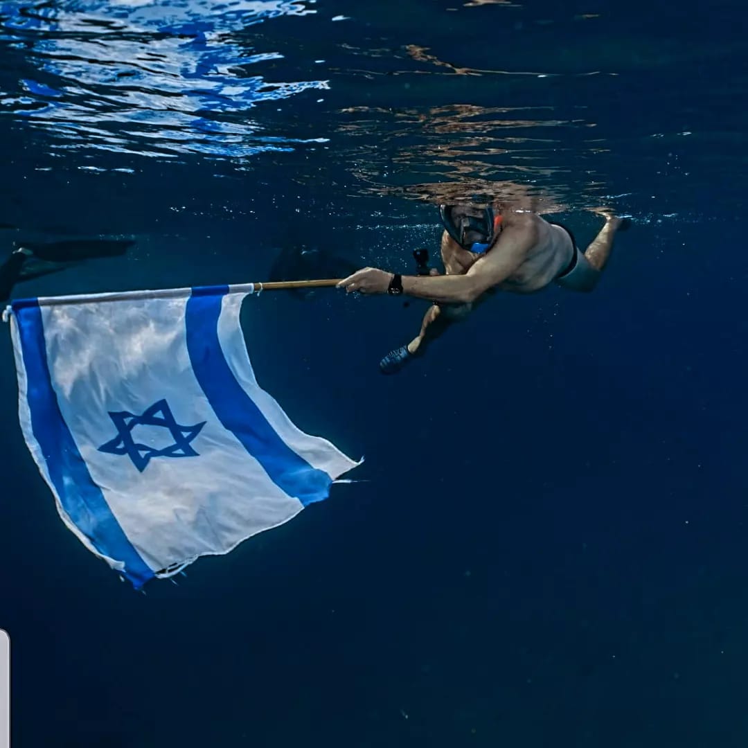 שחיין עם דגל מתחת למים